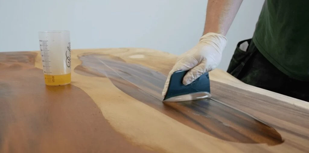 Aanbrengen van Rubio Monocoat op een geschuurd tafelblad.