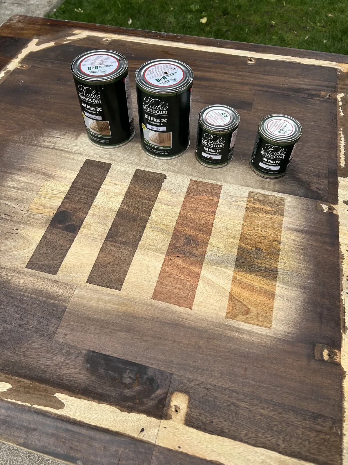 Kleuren testen op de onderkant van het tafelblad