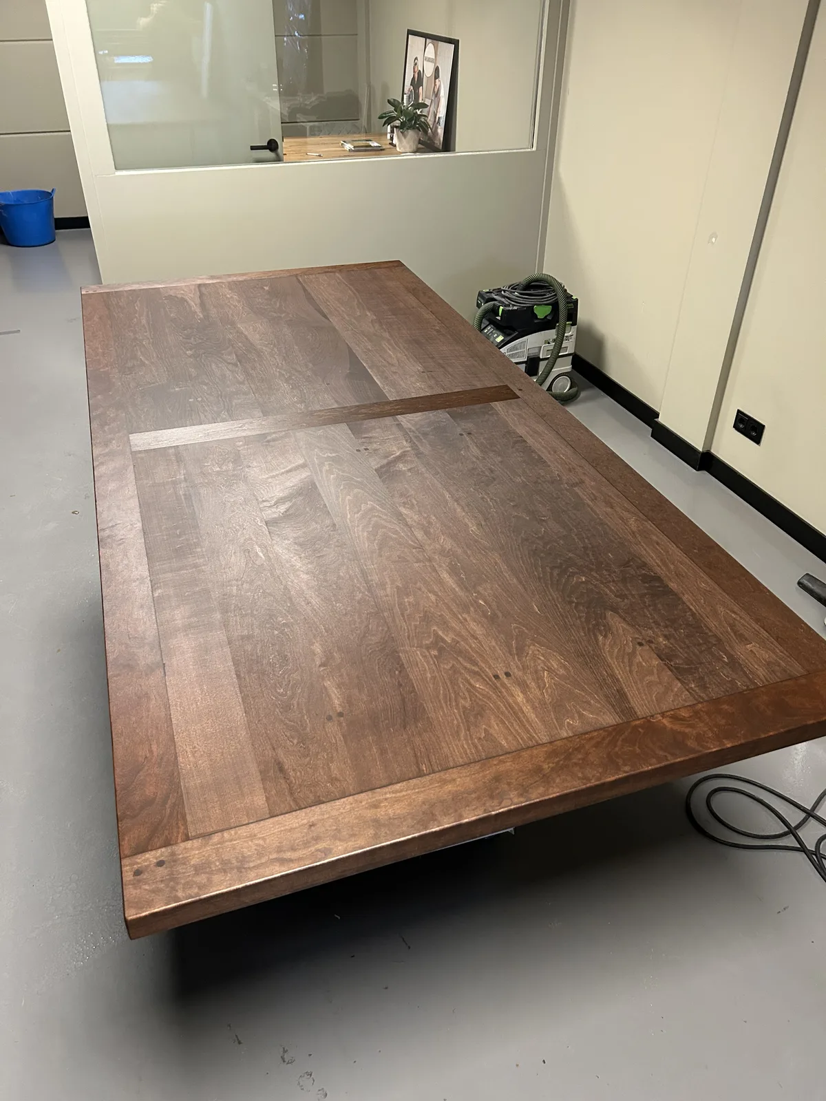 Gerenoveerde donkerbruine houten eettafel