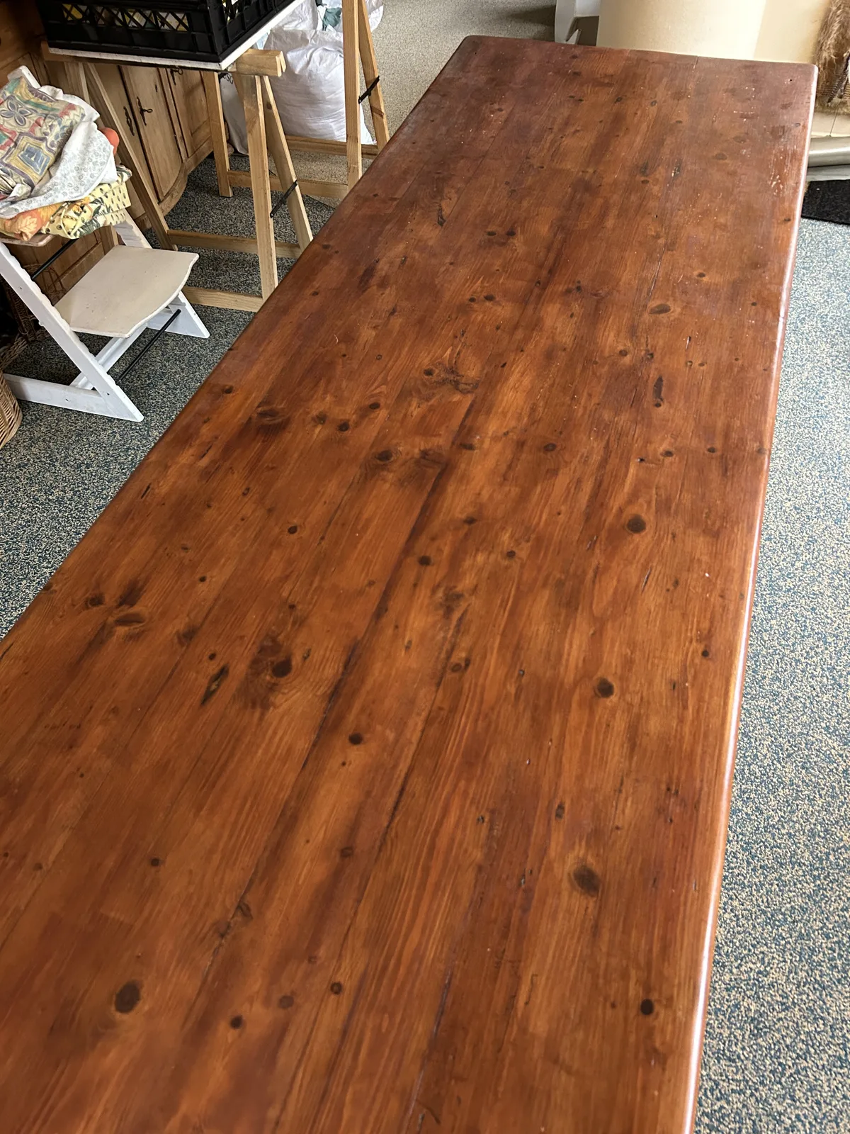 Lange houten tafel in een roodbruine tint na renovatie