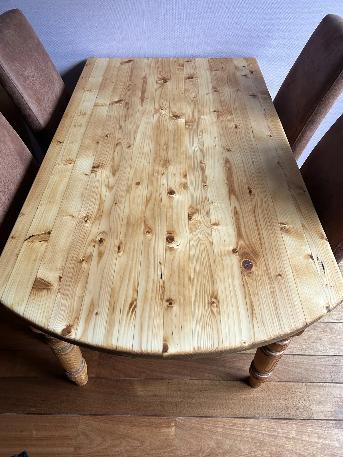 Grenen tafel na de renovatie op locatie