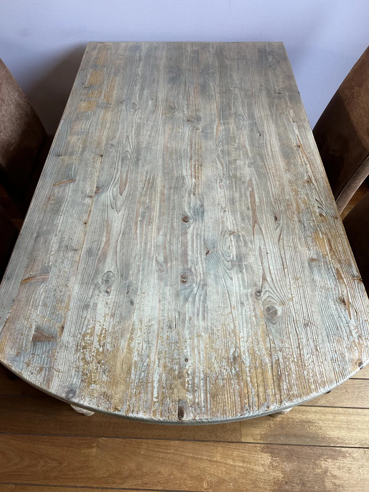 Grenen tafel voor de renovatie op locatie