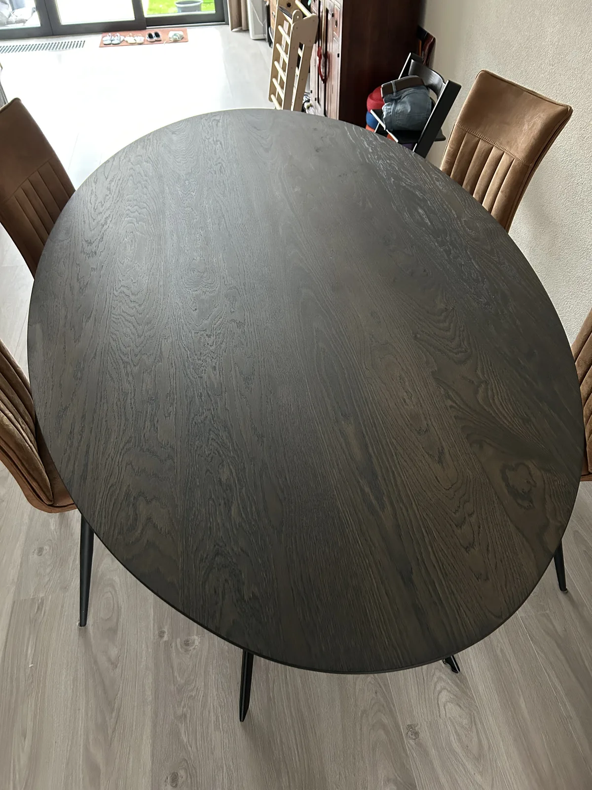 Zwarte ovale eettafel in de eetkamer na renovatie op locatie