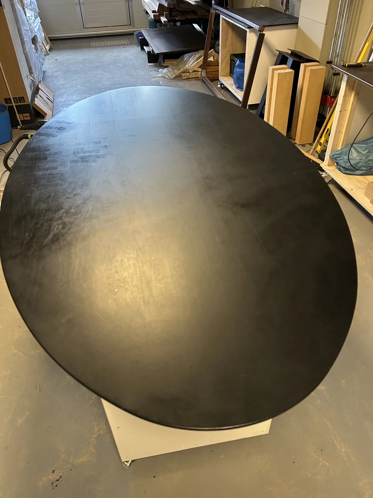 Zwarte ovale tafel na renovatie op locatie