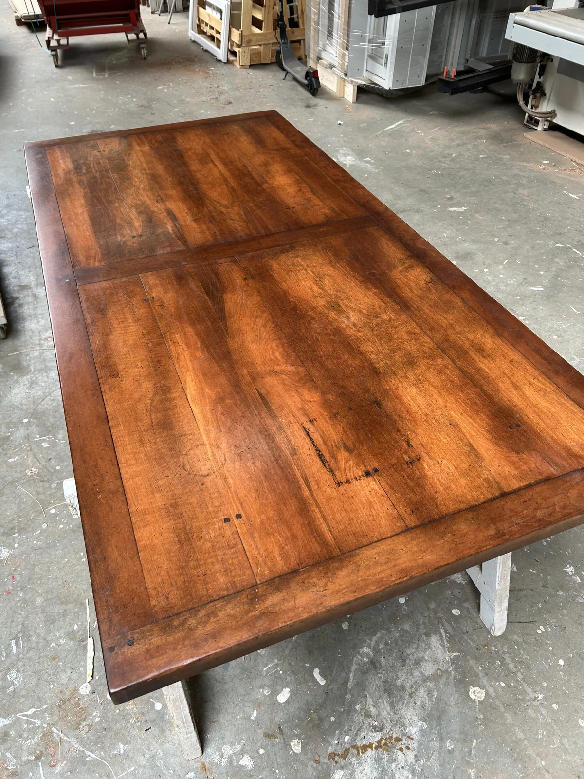 Gerenoveerde houten eettafel in een roodbruine tint
