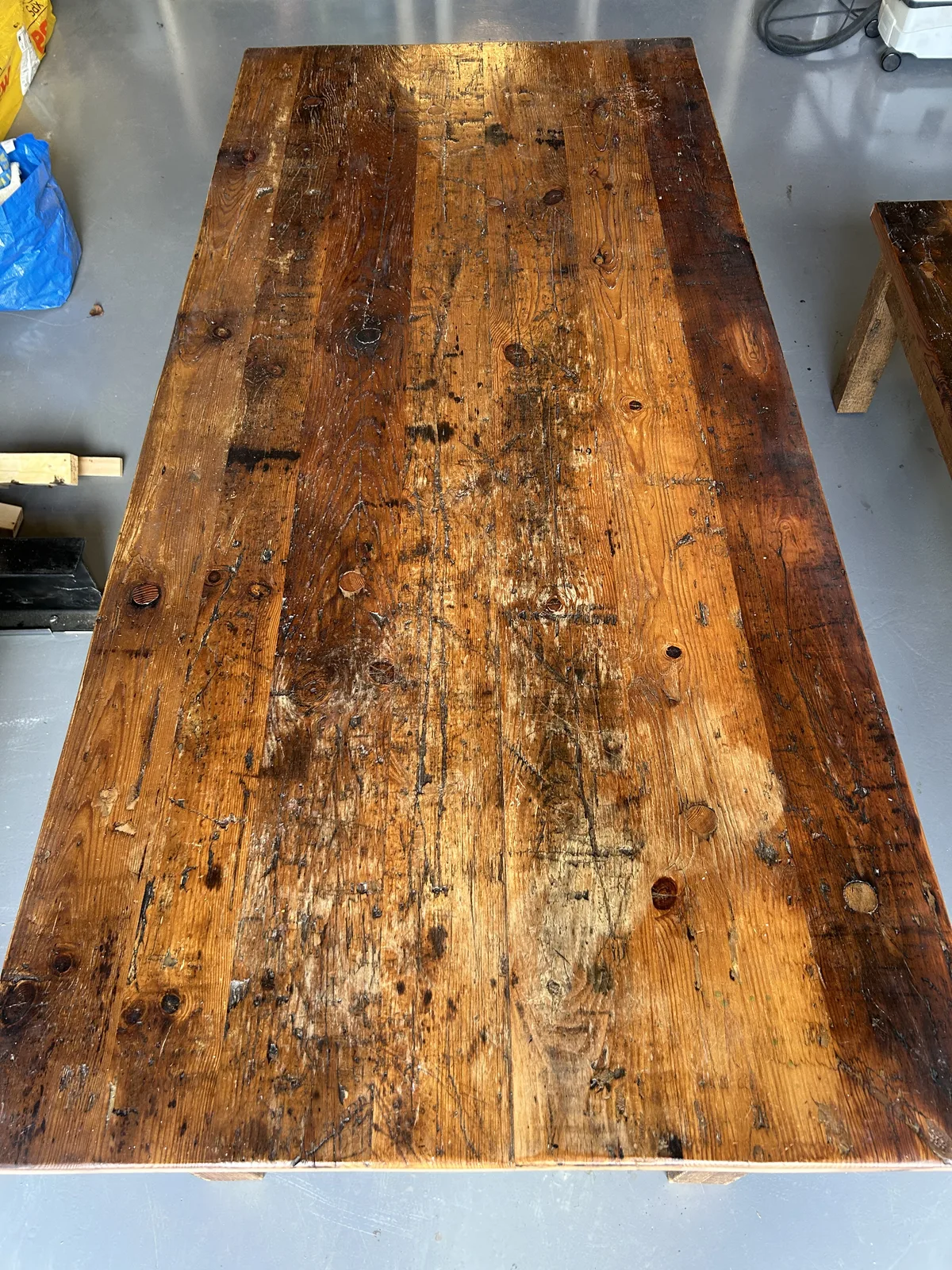 Detail van een rustiek houten tafelblad na renovatie