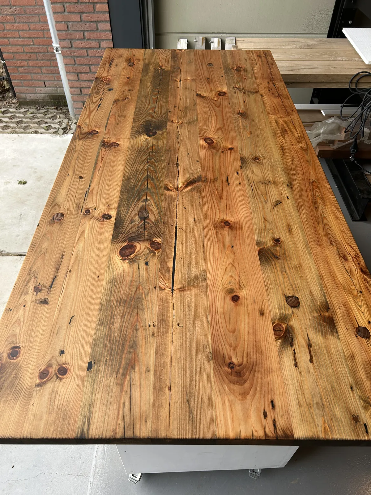 Rustieke houten eettafel na renovatie