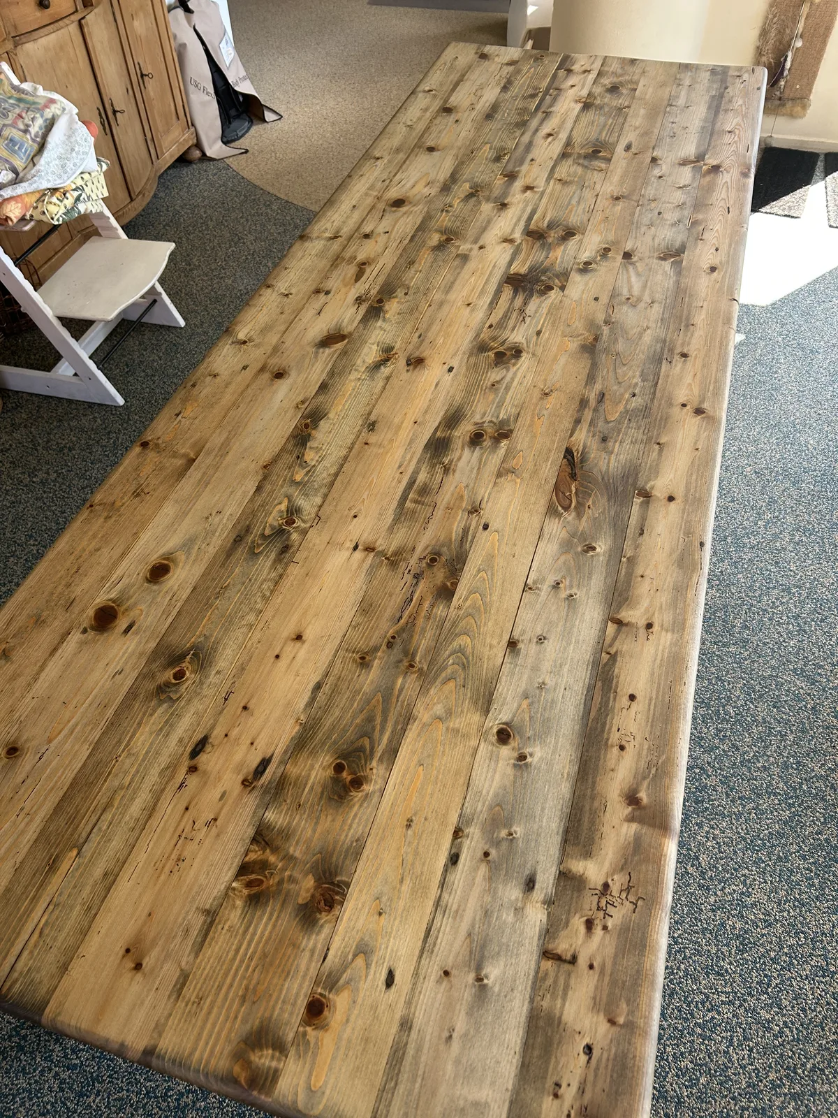 Rustieke lange houten tafel na renovatie